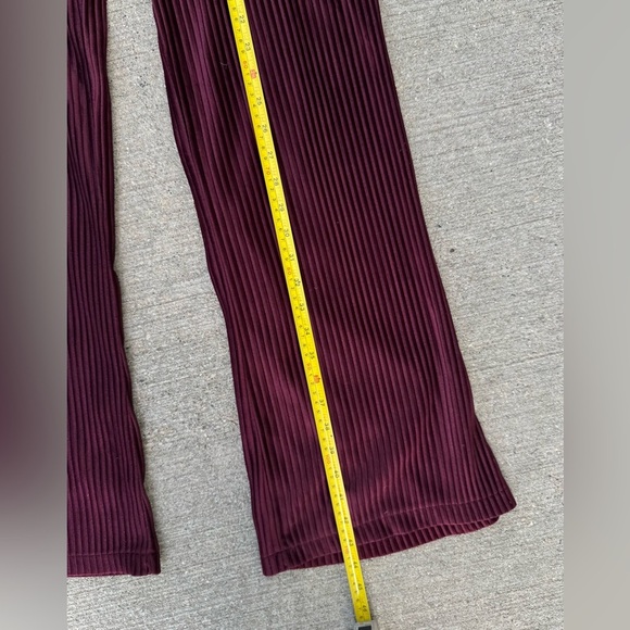 Urban Outfitters Womens Cassidy Burgundy Ribbed Velvet Kick Flare Pants Size 6 - Picture 5 of 11